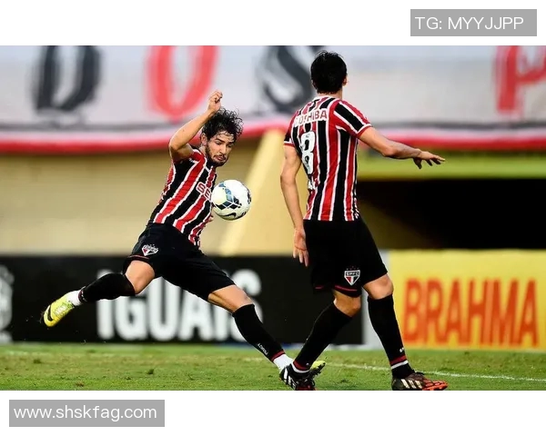 巴西国足球队迎战戈亚斯队全力争胜展现实力与团队合作