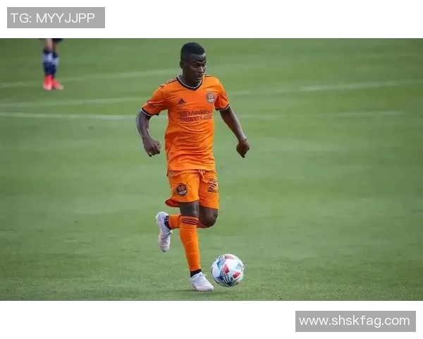 哥伦布机员与休斯顿迪纳摩的激烈对抗赛精彩回顾与分析