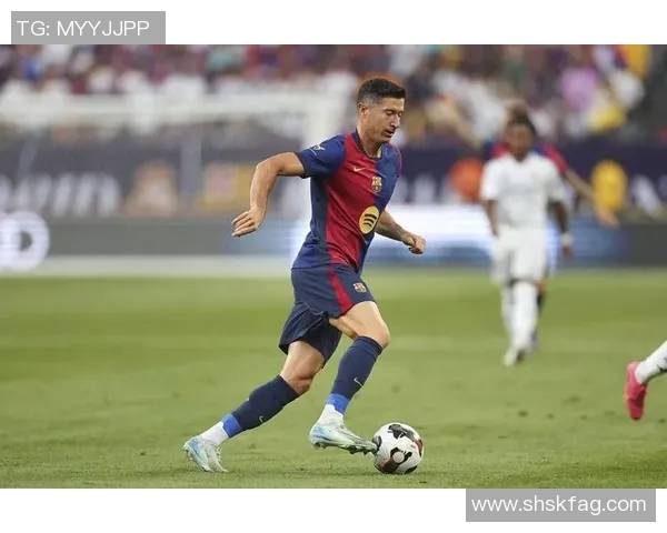 莱万在欧冠赛场火力全开10场比赛打入12球领跑射手榜