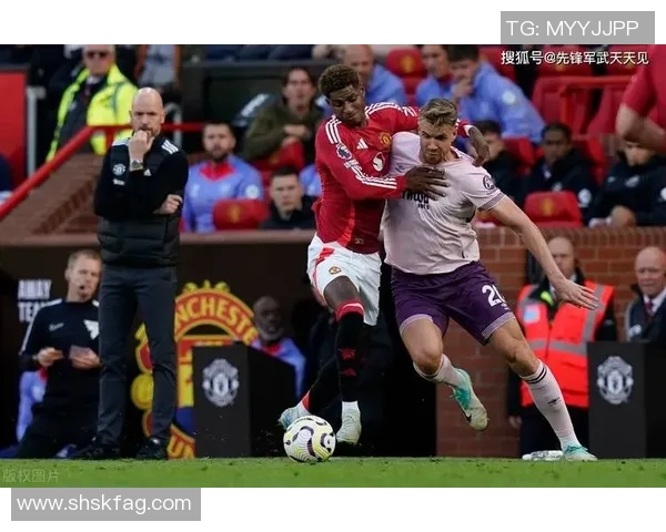 阿森纳与曼联激战正酣比分悬念不断球迷热情高涨